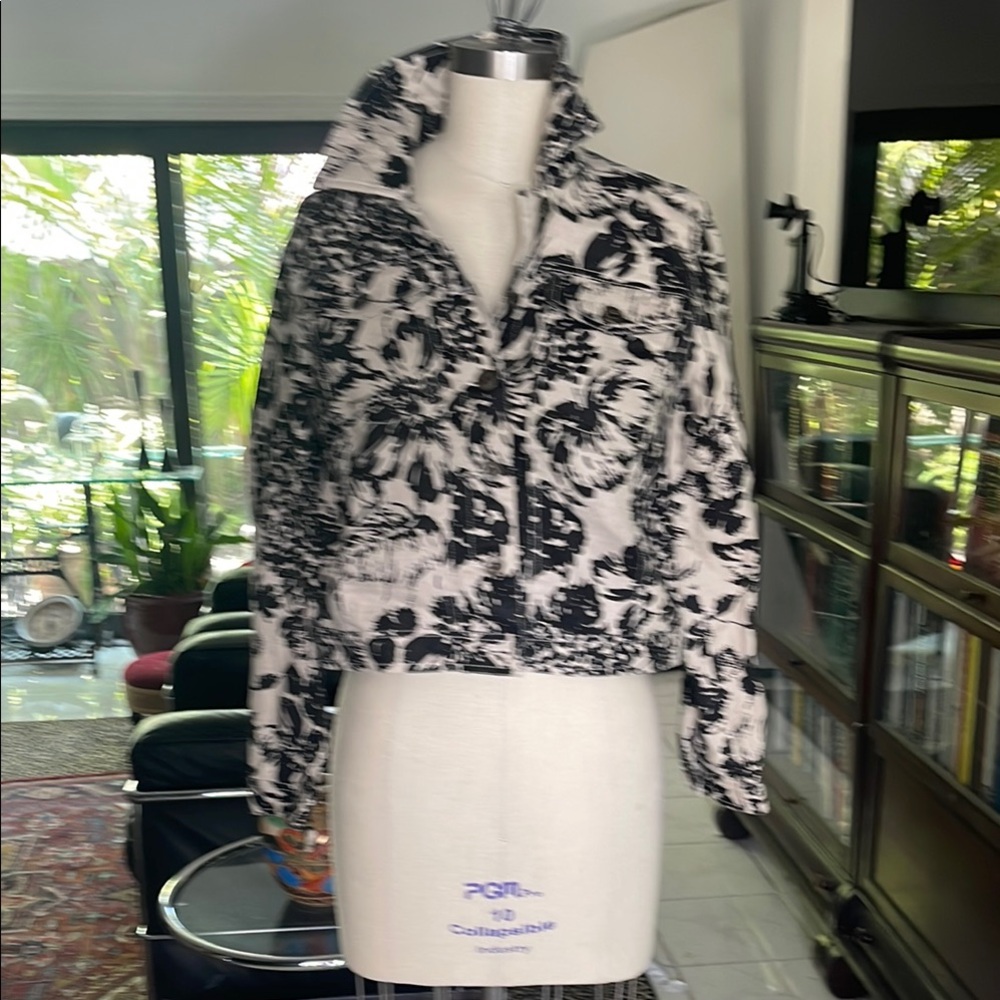 Black and White Puffer Jacket with Bold Pattern